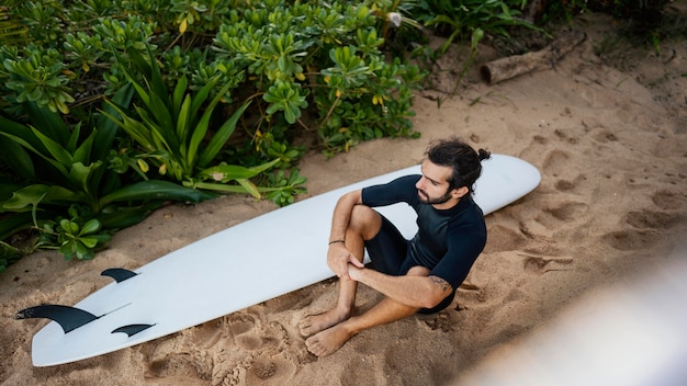 Gratis foto surfer en zijn hoge mening van de surfplank