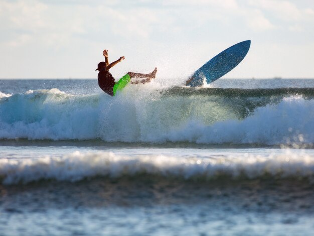 Surfer op de golf