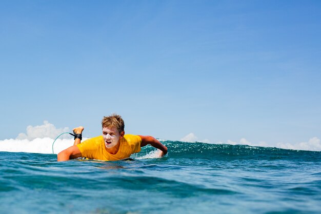 Surfer op een blauwe golf.