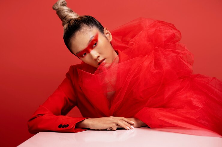 Gratis Foto surrealistisch portret van modieuze vrouw