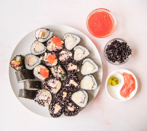Sushi-assortimenten met specerijen bovenaanzicht