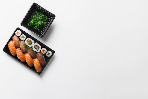 Sushi dichtbij zeewiersalade