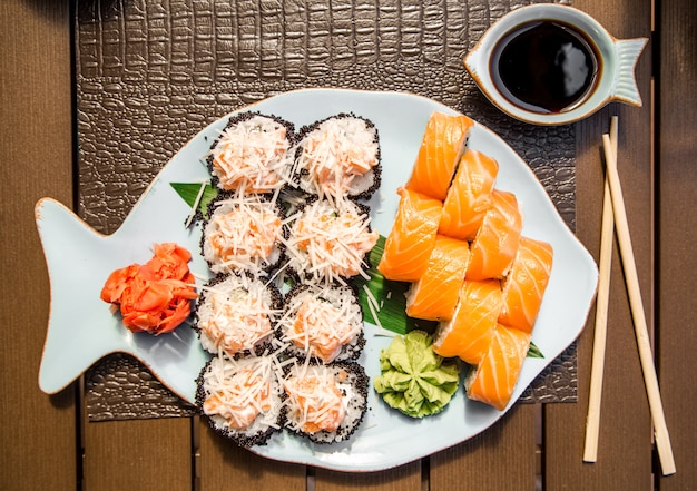 Sushi en broodjes in een prachtige plaat