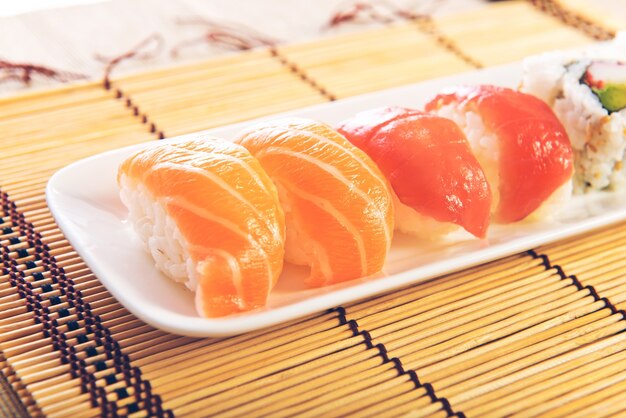 Sushi eten over houten achtergrond