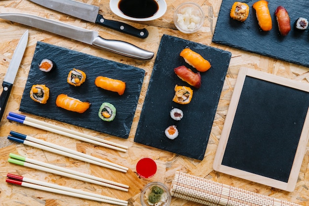 Gratis foto sushi in de buurt van lege schoolbord