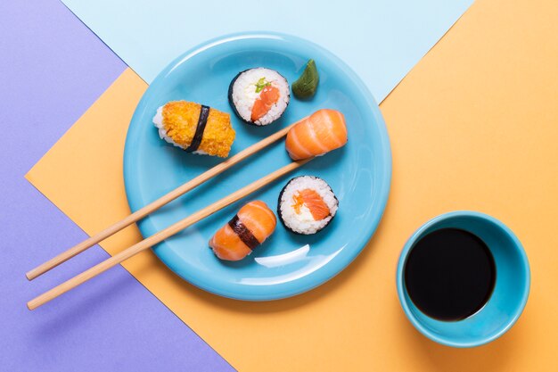 Sushi klaar om te worden geserveerd