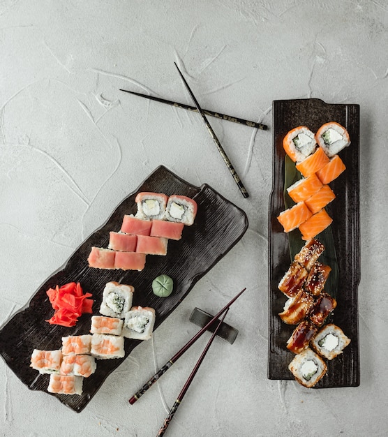 sushi legt het bovenaanzicht op de tafel