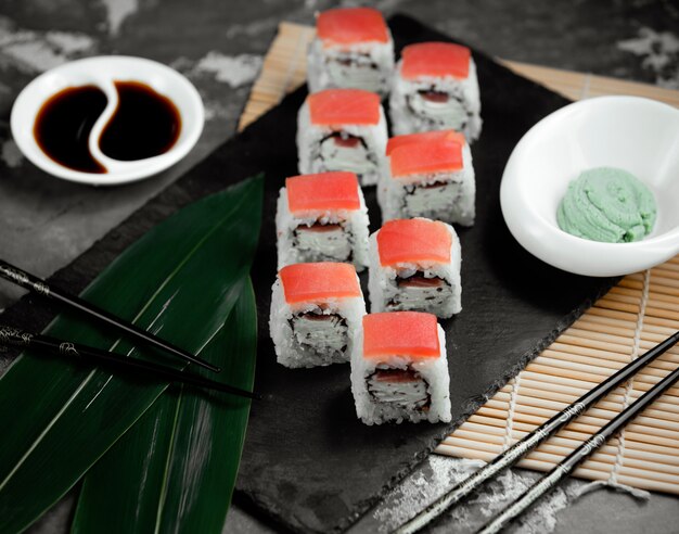 Sushi met rijst en zalm op tafel