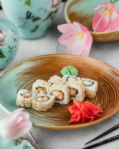 sushi met sesamzaadjes gember en wasabi