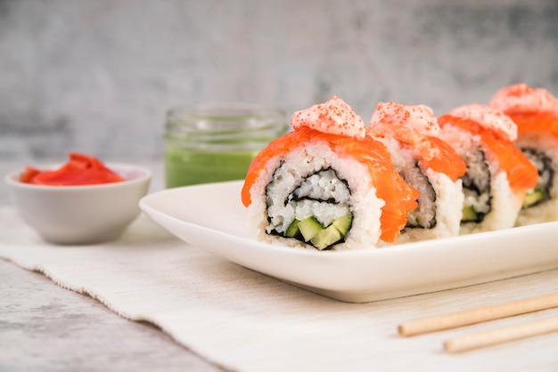 Sushi met souce op tafel