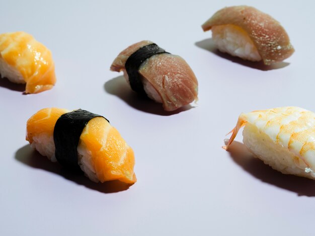 Sushi op een blauwe achtergrond