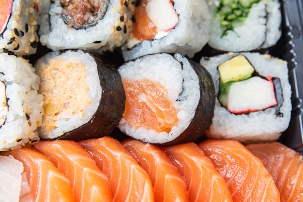 Sushi op het bord op de zwarte tafel