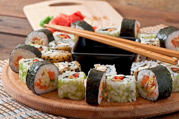 Sushi op houten raad worden geplaatst die