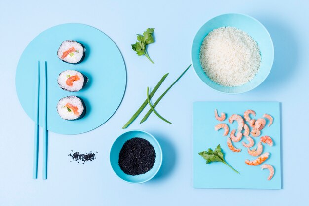 Sushi op plaat en kom met rijst