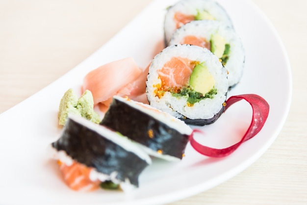 Sushi rollen zalm maki