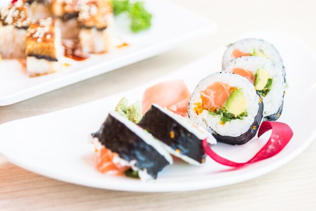 Sushi rollen zalm maki
