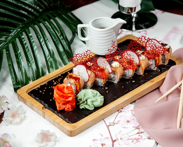 Sushi rolletjes gegarneerd met zalm en radijs