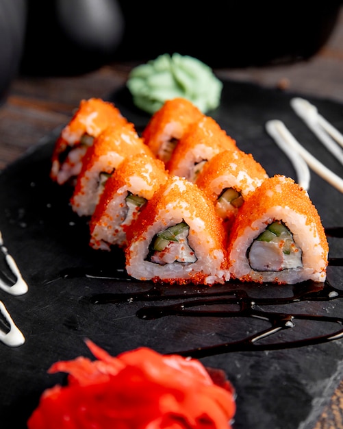 Sushi rolletjes met tÃ Â¾biko kaviaar geserveerd met gember en wasabi