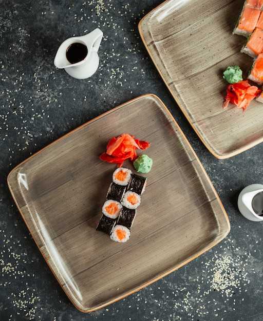 Gratis foto sushi rolletjes met zalm en gember