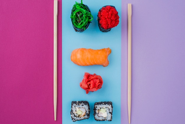 Gratis foto sushi rolt en eetstokje