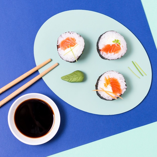 Gratis foto sushi rolt met rauwe vis