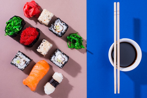 Sushi rolt voor sushi dag met sojasaus