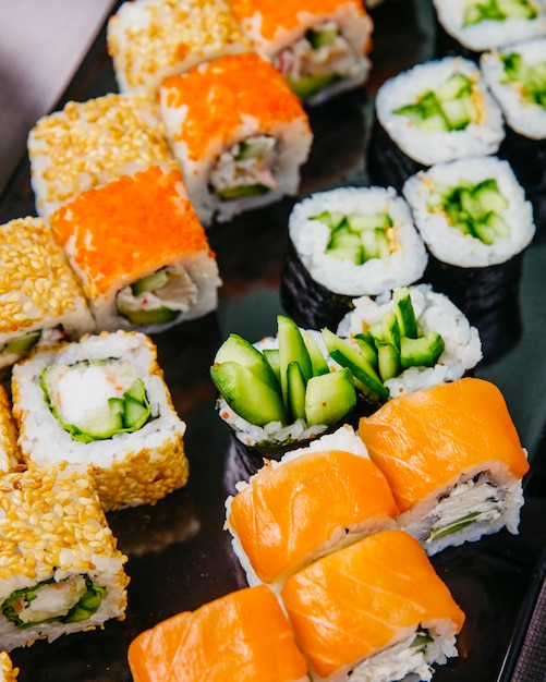 Sushi set kappa maki Philadelphia krab maki zijaanzicht