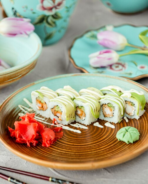 Sushi set met rijst en groene saus