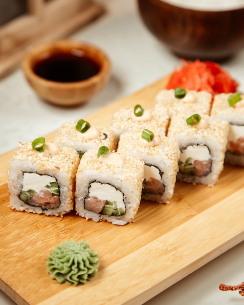 Sushi set met wasabi en gember 7