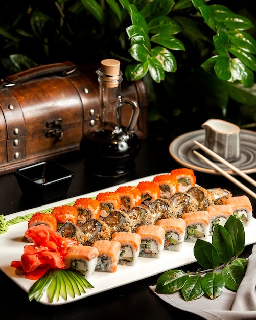 sushi set philadelphia california en hot roll met gember komkommer en sojasaus op plaat