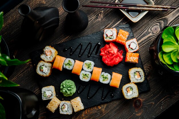 Sushi set Philadelphia krab maki Californië cappa maki gember wasabi bovenaanzicht