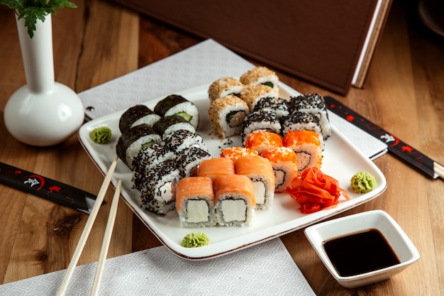 sushi set philadelphia rol met roomkaas en zalm california rol met krabvlees en tobiko kaviaar kappa maki