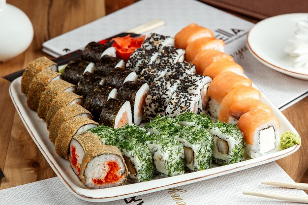 Sushi set Philadelphia sake maki ura maki zijaanzicht