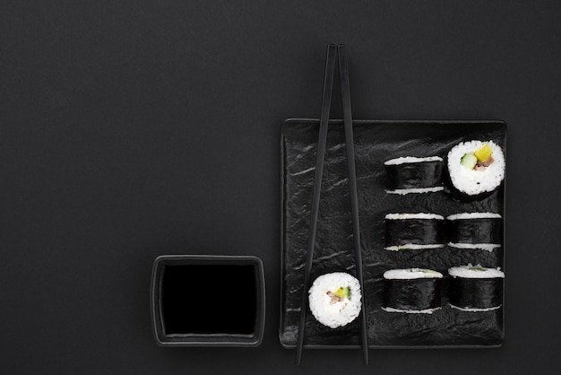 Sushibroodjes met exemplaarruimte en saus