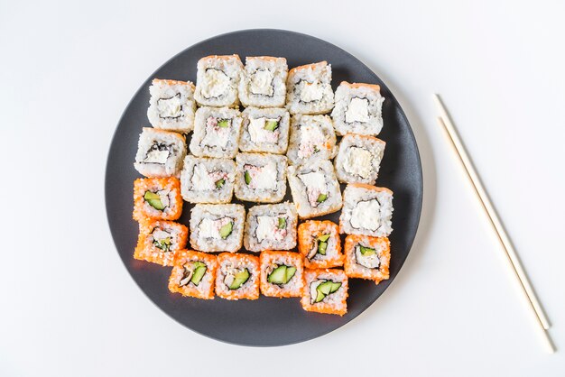 Sushiplaat met eetstokjes topview