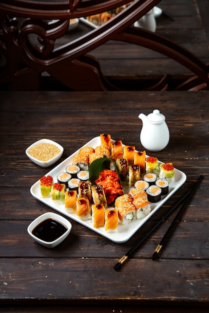 Gratis foto sushiplaat met verschillende soorten sushi