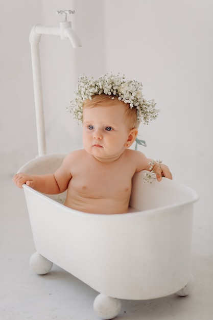 Sweet babymeisje in de badkamer