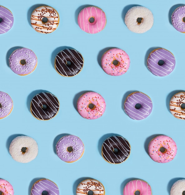 Sweeties donuts over blauwe tafel.