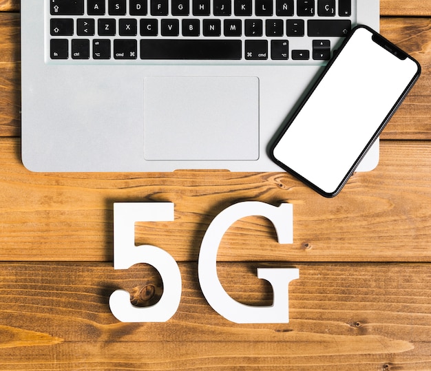 Symbolen 5G en elektronische apparaten op tafel