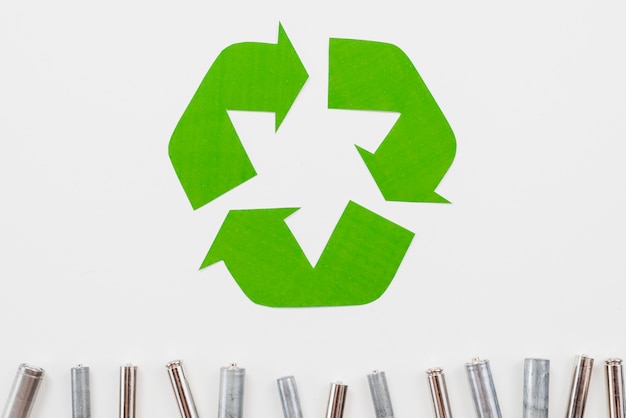 Symbolen voor recycling en afvalbatterijen op grijze achtergrond
