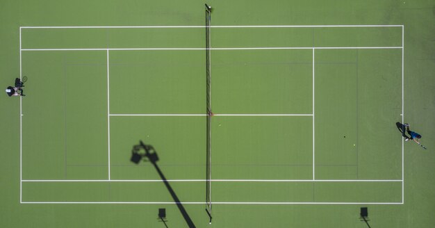 Symmetrische luchtfoto van een tennisveld