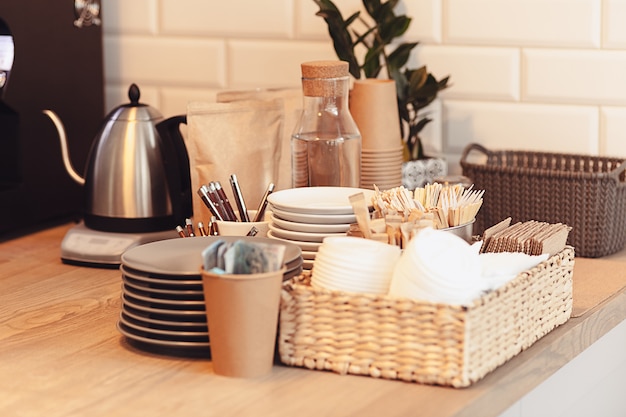 Tabel instelling voor koffie op het aanrecht in een koffiehuis