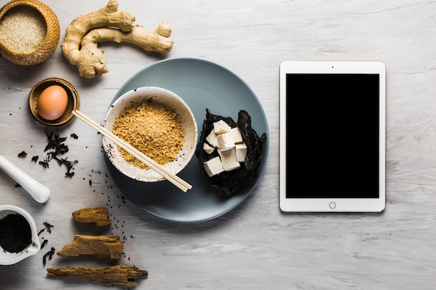 Gratis foto tablet dichtbij ingrediënt voor aziatisch voedsel