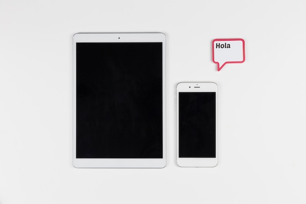 Tablet dichtbij smartphone en frame met Hola-inschrijving