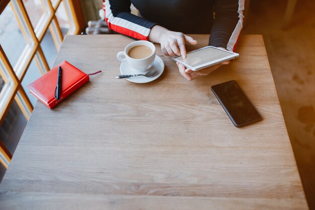 Tablet in handen van een vrouw