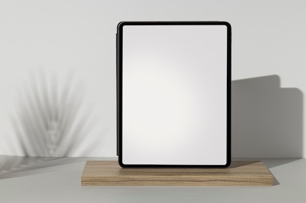 Tablet minimale weergave op houten bord