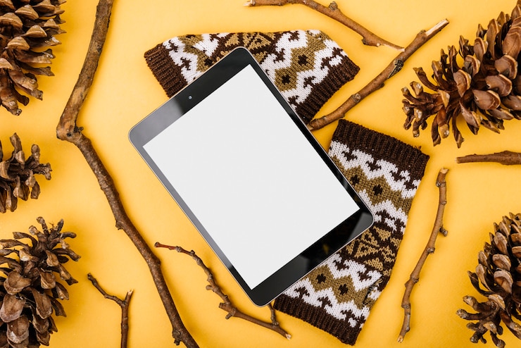 Gratis Foto tablet tussen takjes en haken en ogen
