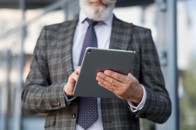 Tablet van de close-up volwassen mannelijke holding