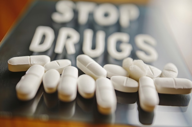 Gratis foto tabletten en pillen van verschillende kleuren met stop drugs tekst