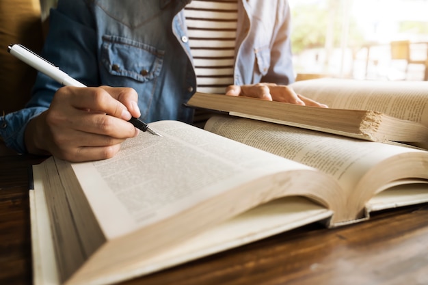 Tafel lezen idee universiteit ruimte meisje